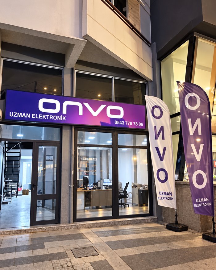 Uzman Elektronik teknik servis noktasının dış cephesi; ONVO tabelası ve camdan görünen servis ofisi
